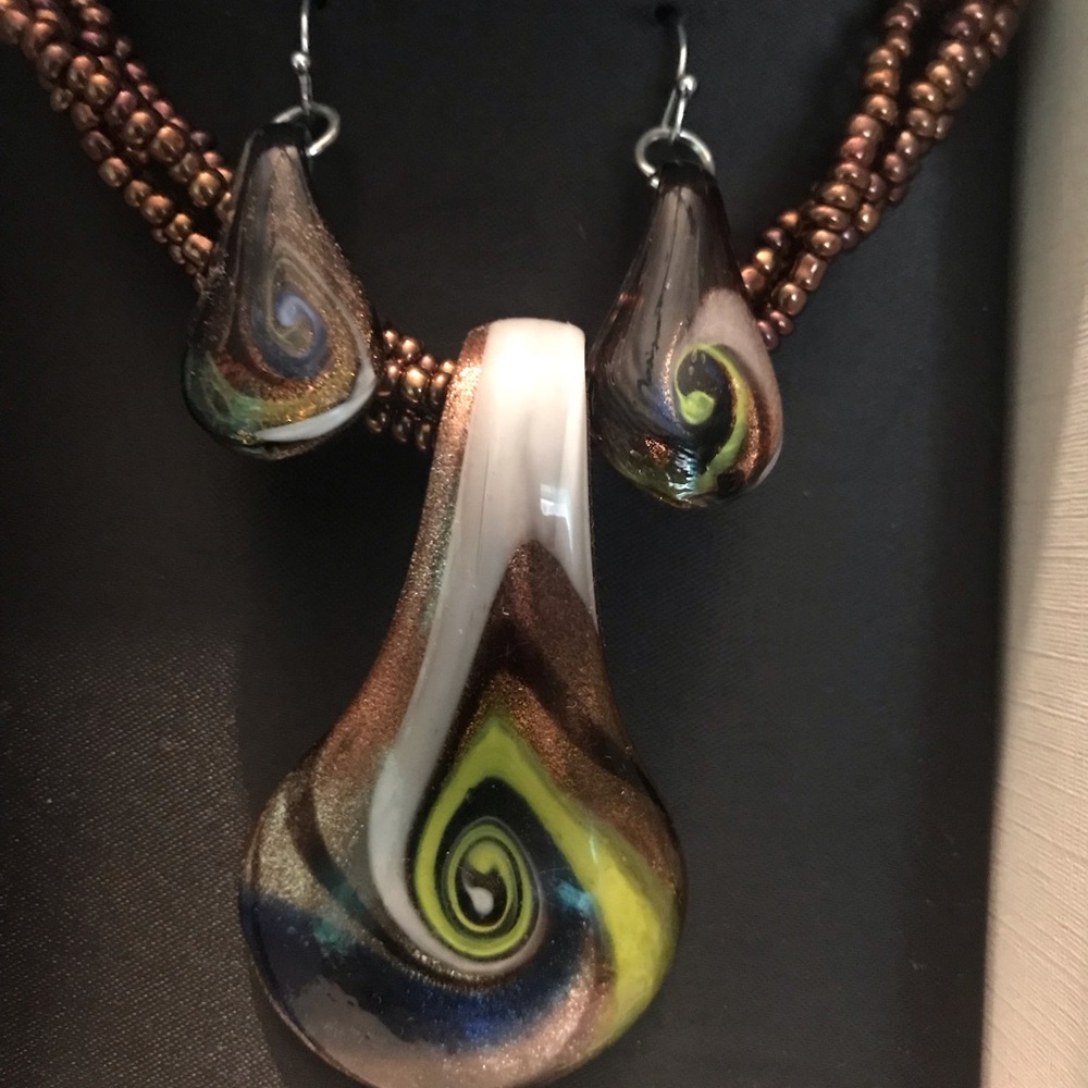 Glass pedant necklace with earrings